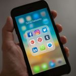 Illustration d’une personne gérant la présence en ligne de sa petite entreprise via un ordinateur ou un téléphone