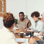 Représente un petit groupe en réunion, en train de planifier une création d’entreprise ou d’élaborer un business plan
